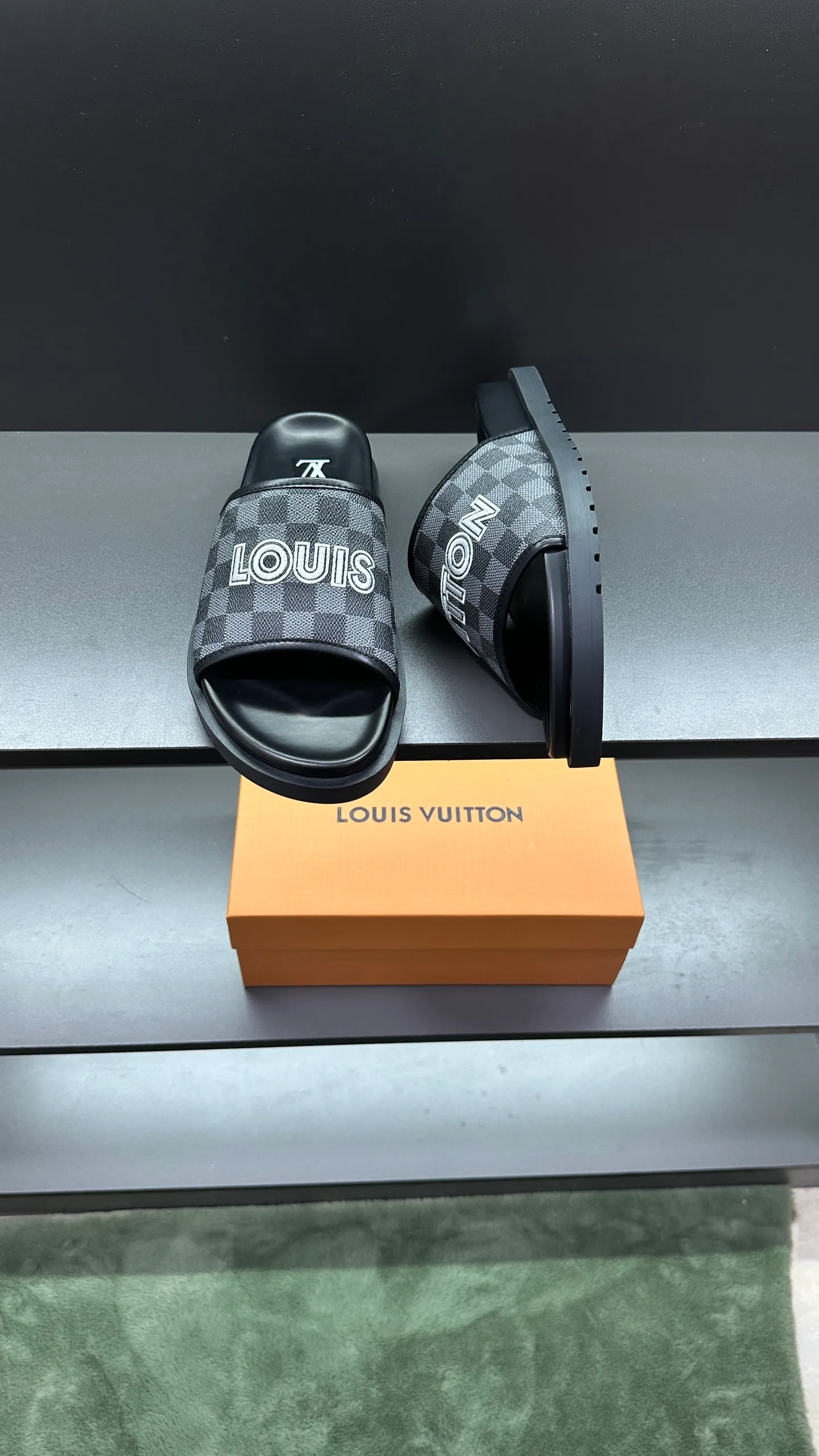[L Home] P: 300💰Size: 38-45 Top purchasing lv men's summer slippers, classic presbyopia with soft real leather lining, unique color splicing effect, distinctive personality, fashionable and trendy essential style, light and comfortable. Lightweight and tough rubber insole, micro ridged foam outsole, super comfortable!